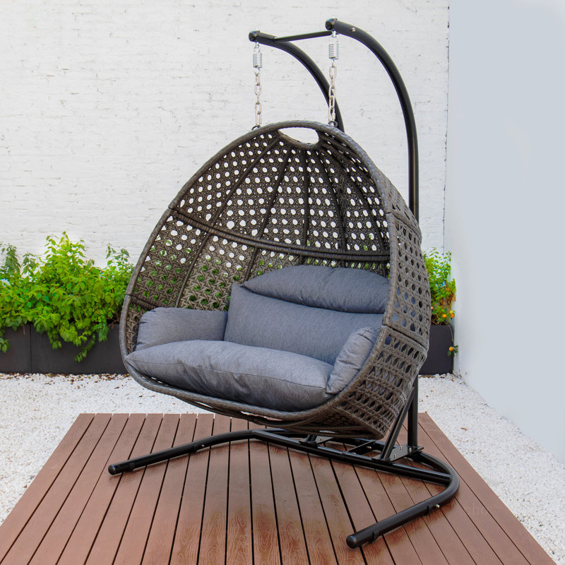 Balancelle suspendue en osier gris anthracite avec support et coussin bleu poussière