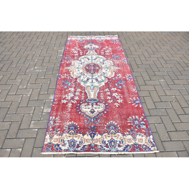 Tapis d'inspiration turque rétro en laine rouge parfait pour ajouter une touche douillette à votre chambre à coucher ou à votre salon avec son motif tribal unique