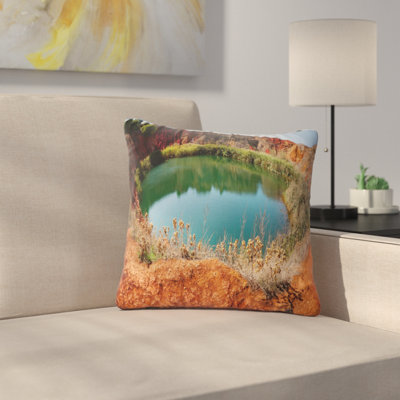 Mine de bauxite avec lac - coussin à imprimé paysage
