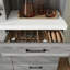 Buffet de 94,5 po de large avec garde-manger-122652961