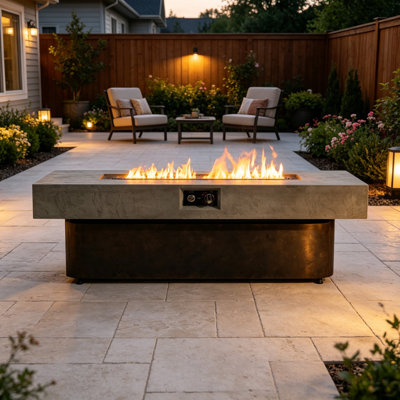 Foyer extérieur au propane de table, 142 x 58 cm, 50 000 BTU. Conçu pour les espaces extérieurs, les terrasses et les balcons, disponible en trois hauteurs réglables.