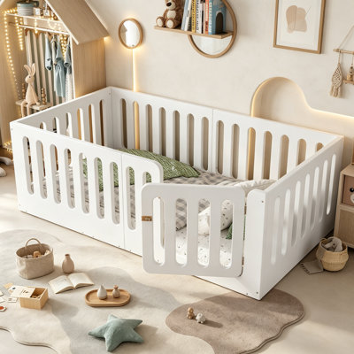 Lit sur pied avec clôture de sécurité et porte d'accès pour enfants, lit bas Montessori en bois massif avec rails à lattes verticales, taille simple, blanc