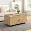 Table basse multifonctionnelle à plateau relevable avec rangement et tabourets cachés, table centrale moderne multifonctionnelle avec 4 tabourets et roulettes, parfaite pour les espaces de vie modernes - couleur naturelle