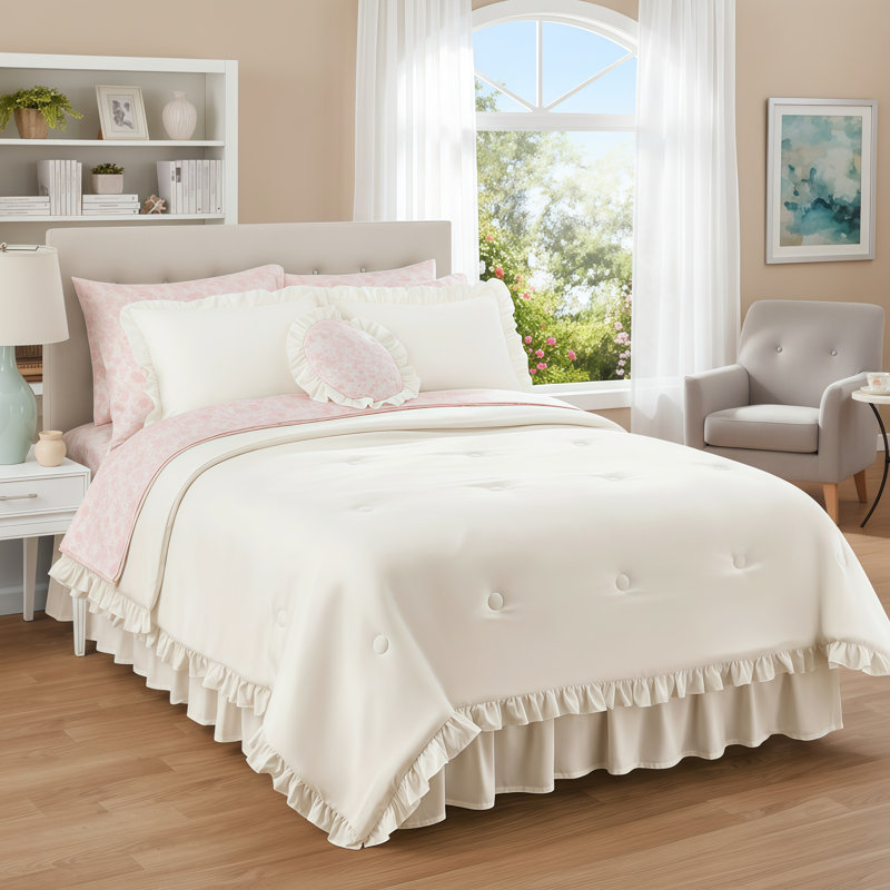 Ensemble de literie 11 pièces pour très grand lit, de couleur crème avec des volants, comprend des draps et une couette.