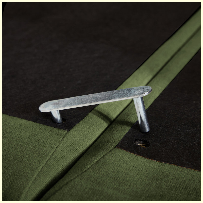 Canapé confortable 3 places en chenille, avec assise profonde, 4 coussins décoratifs, pouf amovible et structure en bois massif. Parfait pour le salon ou la chambre. Couleur : vert.