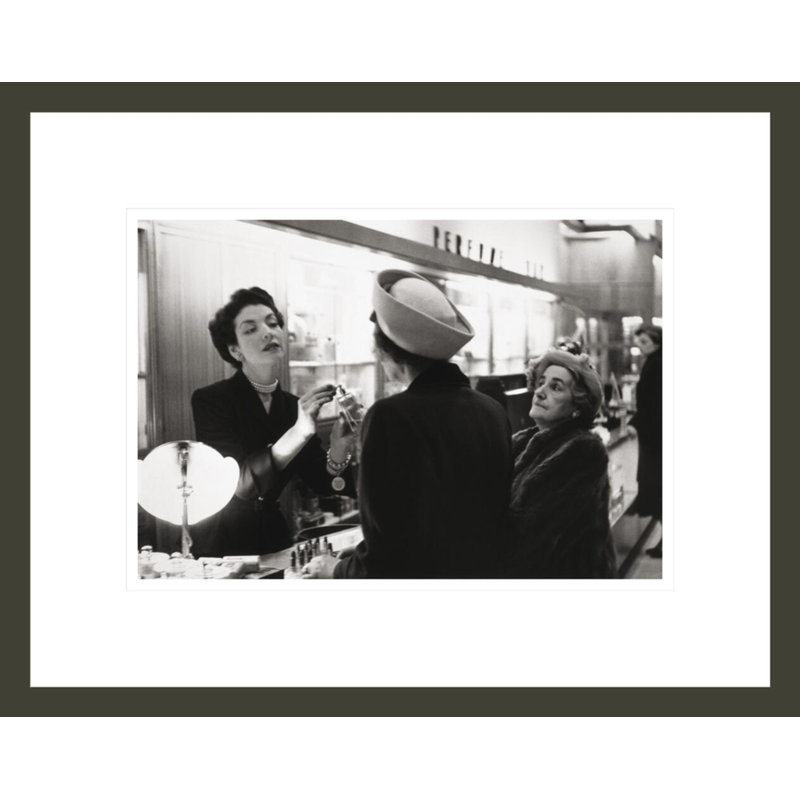 «Women at Perfume Counter» par Dan Weiner, impression giclée sur cadre, H 13,27 po x l 16,75 po
