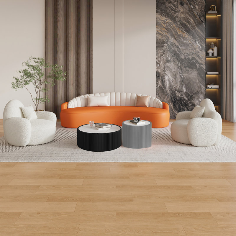 Table cylindrique blanche et dorée, plateau en marbre naturel, revêtement en cuir microfibre, livrée montée, idéale comme table de chevet, table basse en pierre frittée, style artistique et stable, ou présentoir de bureau.
