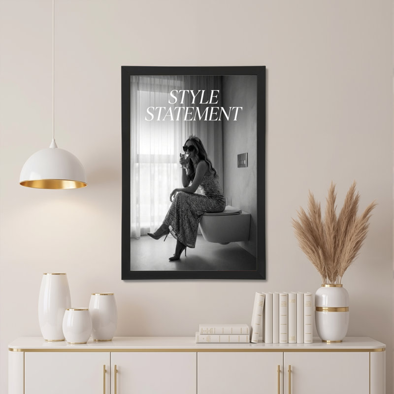 Ensemble de 1 tableau sur toile tendue représentant un portrait de mode en noir et blanc, H 24 po x l 16 po