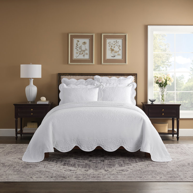 White Floral Cotton Full Bedspread Set with Scalloped Edges