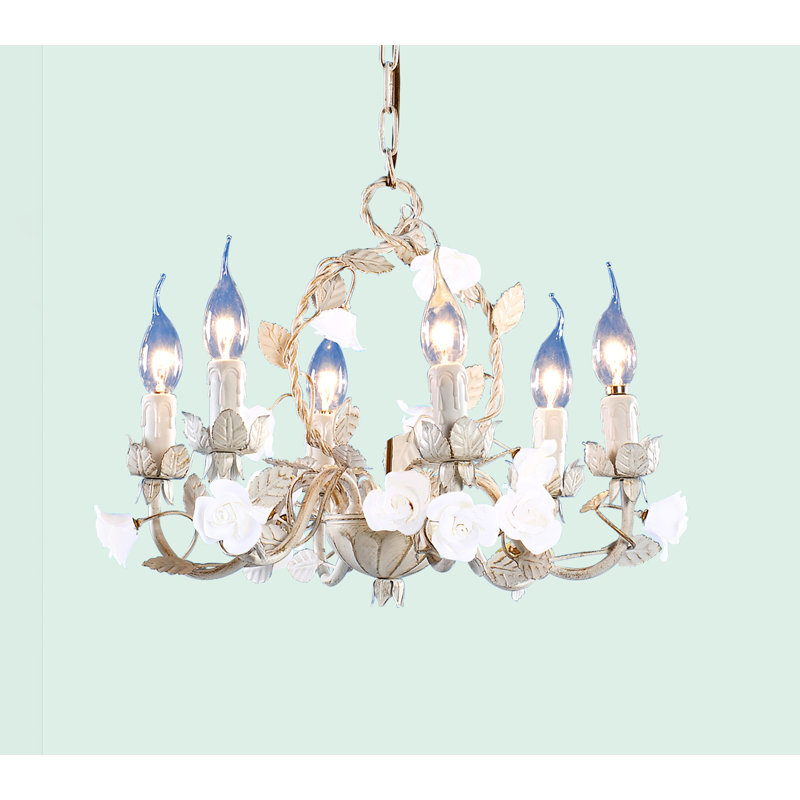 Lustre transitionnel à 6 lumières doré avec des touches de blanc et de rose