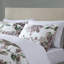 Lit très grand moderne avec draps mauve, taupe, édredon et taies décoratives mauves-126012537-126012541