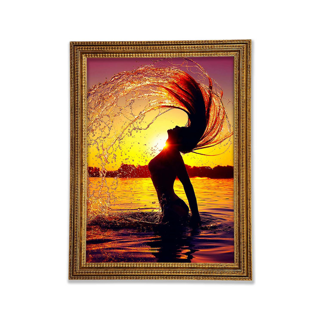 Sonnenuntergang Frau Ozean Splash Gerahmter Druck