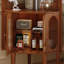 Vitrine brune au design simple et rétro