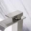Robinet de lavabo de salle de bain à poignée simple avec bec cascade-115745088