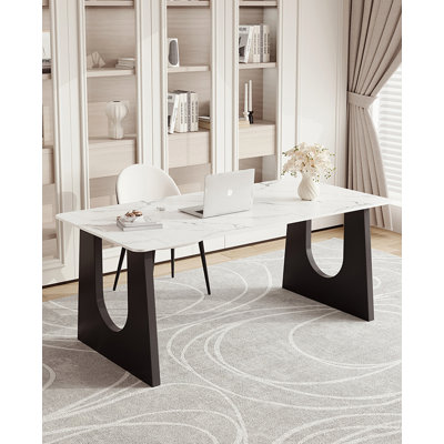 Table de salle à manger élégante et luxueuse avec plateau en pierre frittée et pieds évidés
