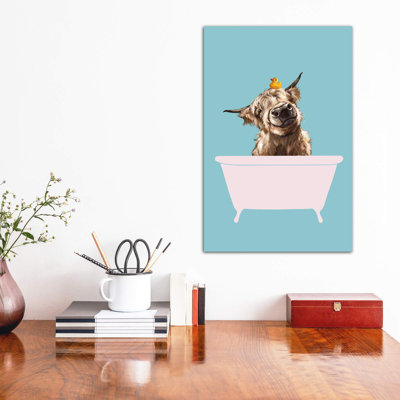 «Playful Highland Cow in Bathaign» par Big Nose Work - impression d'art graphique