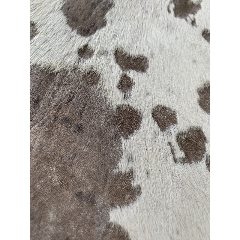Tapis blanc en peau de vache vieillie