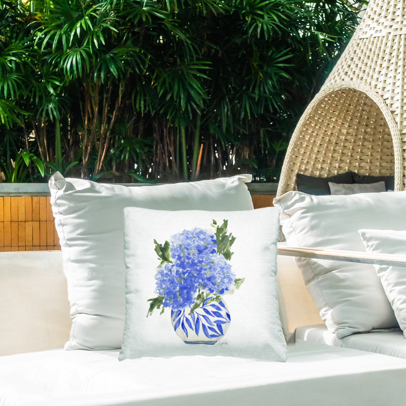 Coussin d'extérieur imprimé dans un vase Hydrangea Trio, design par Lucille Price