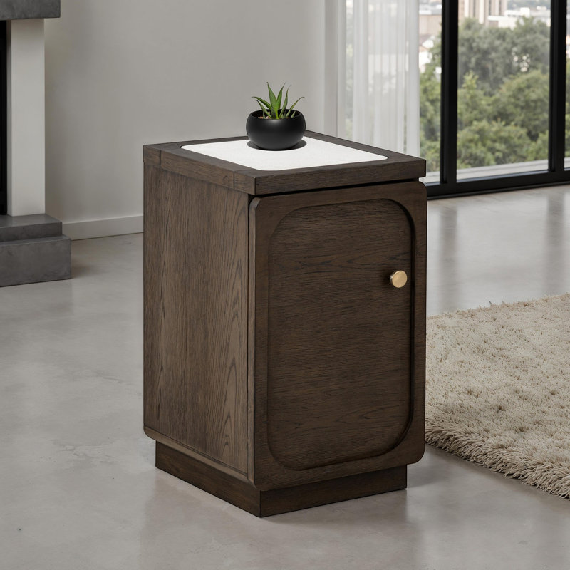 Table d'appoint de style transitionnel en bois d'hévéa et pierre, finition noyer foncé, bois d'ingénierie, espace pour prise électrique