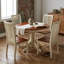 Ensemble de salle à manger rond 5 pièces en bois asiatique fini acajou : table sur pied central avec dossier à échelle et chaises de salle à manger en bois.