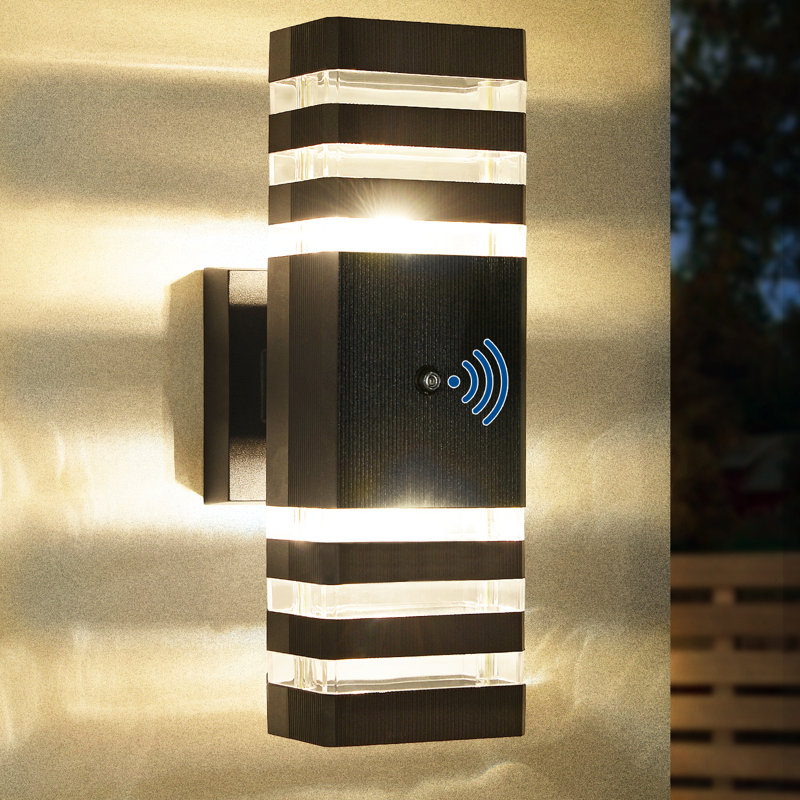 Applique murale d'extérieur moderne avec capteur de crépuscule à l'aube, finition aluminium noir, Une lumière