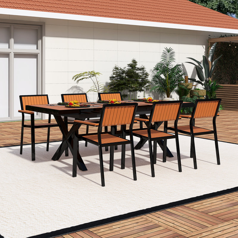Ensemble repas d'extérieur comprenant six chaises et une table