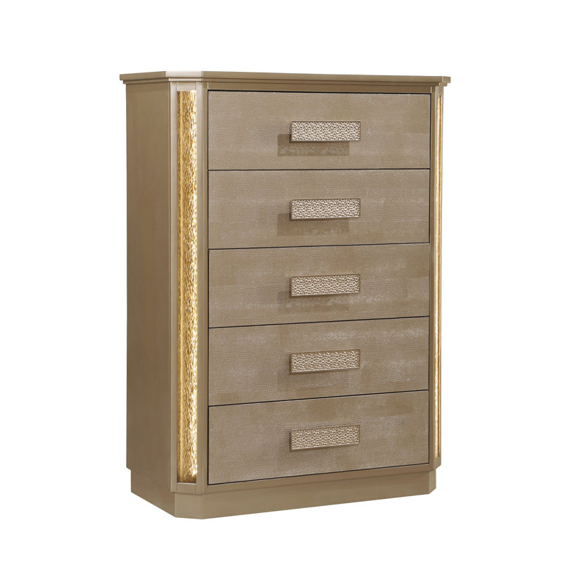 Commode en bois doré