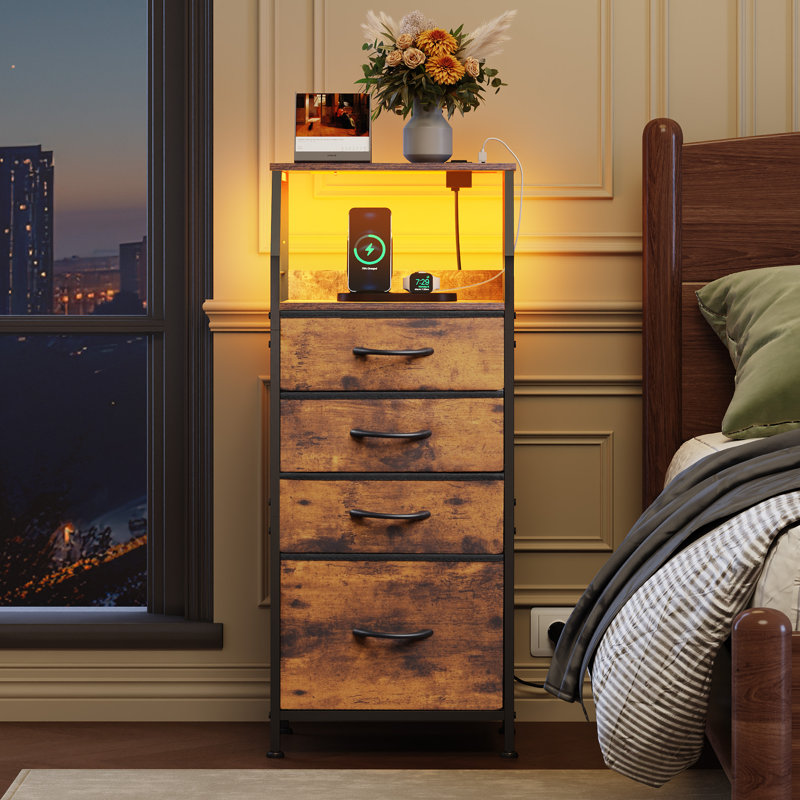 Table de chevet haute 4 tiroirs 37 po avec station de charge et lumières DEL Gwytha, table de chevet moderne avec prises CA et USB intégrées, table de chevet avec tablettes de rangement ouvertes pour la chambre à coucher