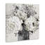 Arrangement floral audacieux et abstrait avec des fleurs expressives de couleur crème par Lanie Loreth-105389006-105389008