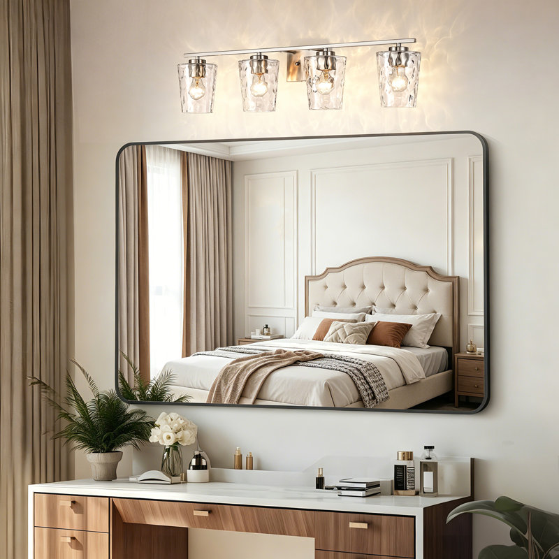 Éclairage pour salle de bain 4 lumières en nickel brossé 32 po avec abat-jour en verre martelé transparent, Nickel brossé
