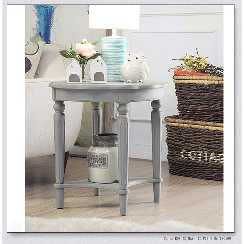 Table de bout avec tablette inférieure, combinant un design français classique et un rangement pratique pour n'importe quelle pièce.