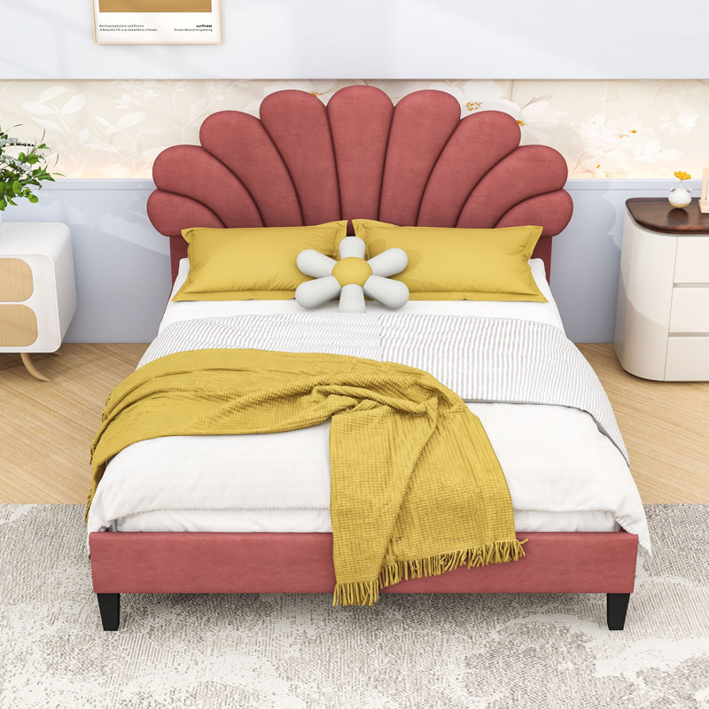 Grand lit plateforme tapissier avec tête de lit en velours à motif floral, structure en bois robuste avec lattes, aucun sommier nécessaire, rouge pâte de haricot