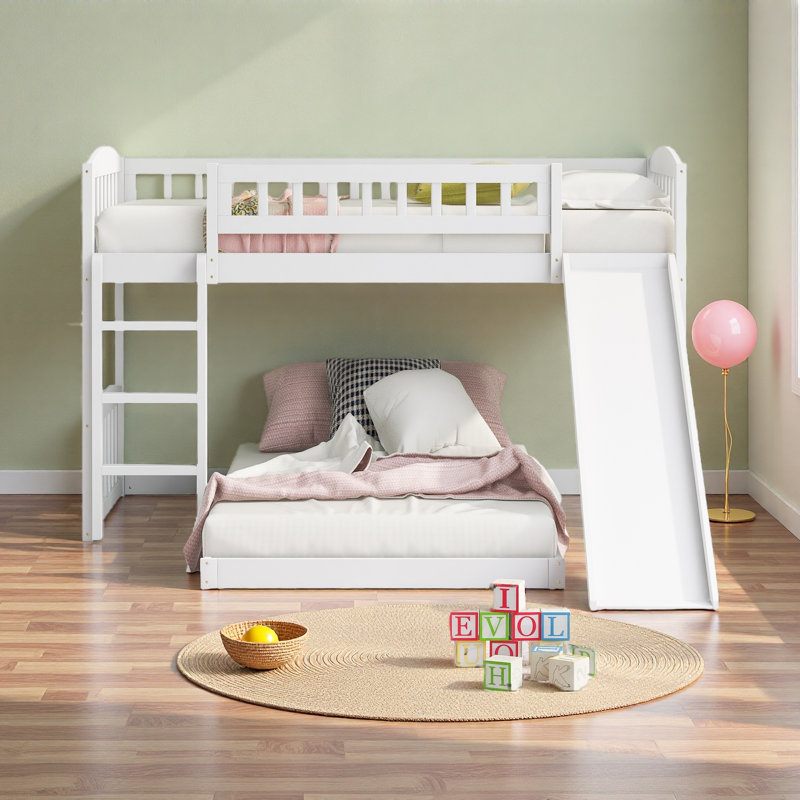 Lit superposé simple au-dessus de simple avec glissoire et échelle