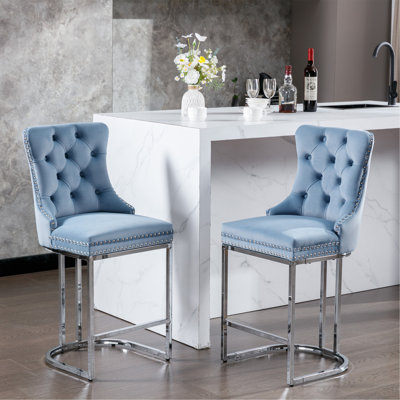Ensemble de 2 tabourets de bar 26 po à hauteur de comptoir, tabourets de bar modernes en velours avec dossier à boutons et garniture de rivets, tabourets de bar robustes avec pieds en métal chromé, bleu clair, paquet de 2