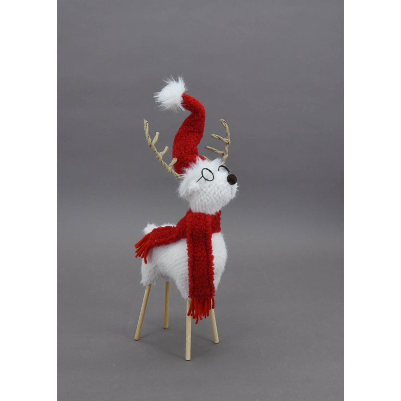 Figurine de renne blanc portant un chapeau, une écharpe et des lunettes, H 18 po x l 4 po x P 8 po