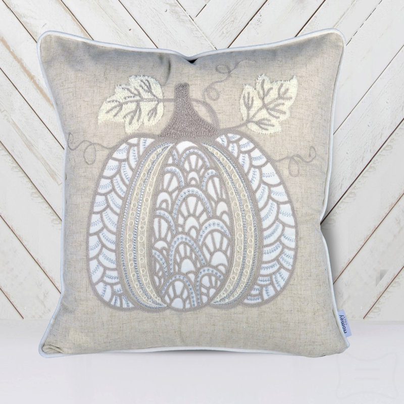 Coussin en dentelle brodée citrouille
