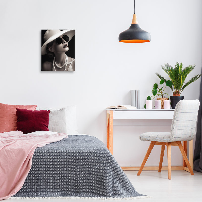 Art mural sur toile Trendy Girl with Striped Lips par Ziwei Li, H 20 po x l 16 po