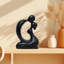 Sculpture moderne moderne avec petit couple-506615785