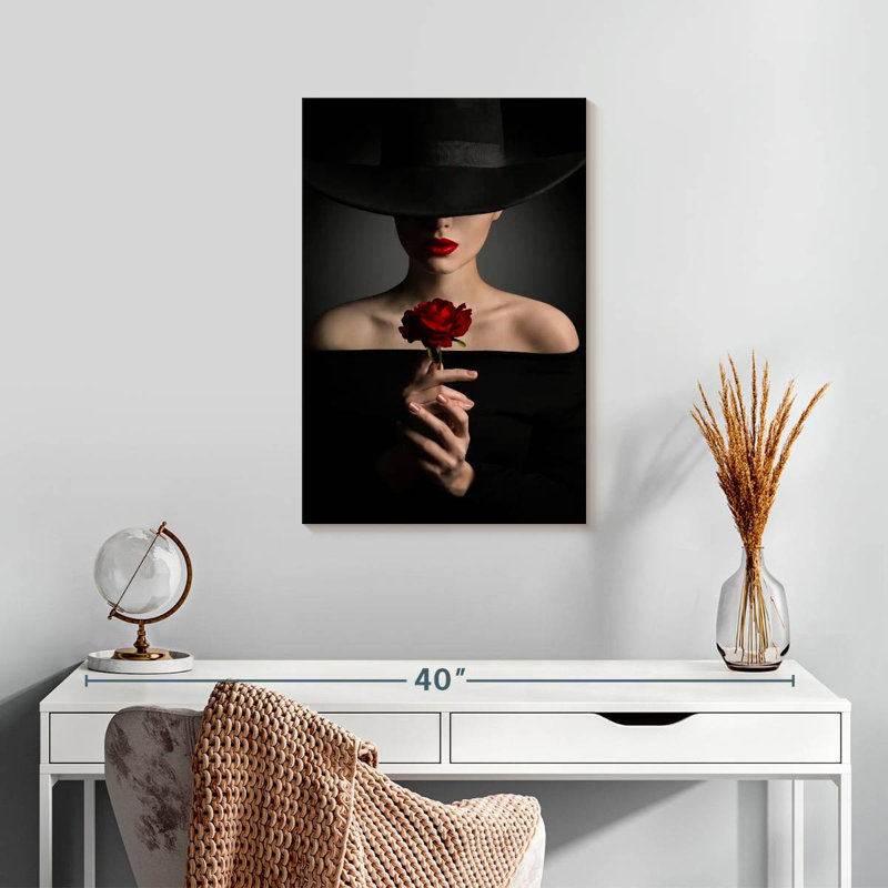 Femme en noir, H 24 po x l 16 po