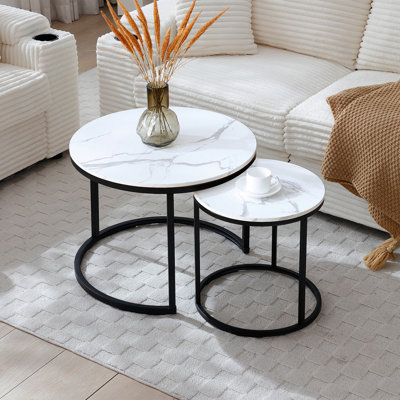 Ensemble de 2 tables basses gigognes à plateau blanc et gris, cadre rond noir et tables en bois à motif de marbre, salon, chambre à coucher, appartement, table de chevet simple industrielle moderne