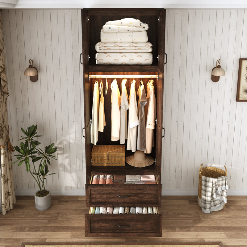 Armoire-penderie de 239 cm de haut avec 2 portes, éclairage DEL à détecteur de mouvement, 2 tiroirs et portes coulissantes de style grange. Meuble de rangement en bois avec compartiment supérieur. Parfait pour la chambre à coucher. Couleur : marron.