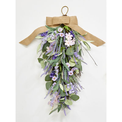 27 po. Fleur de lavande artificielle et feuilles vertes suspendues avec une toile de fond et un nœud en toile de jute