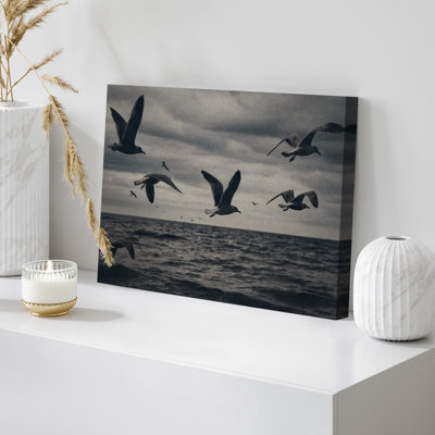 Mouettes au-dessus de l'océan, art mural sur toile noir et blanc - reproduction de photographie nautique côtière, décoration murale minimaliste moderne pour le salon, la chambre à coucher ou la maison de plage