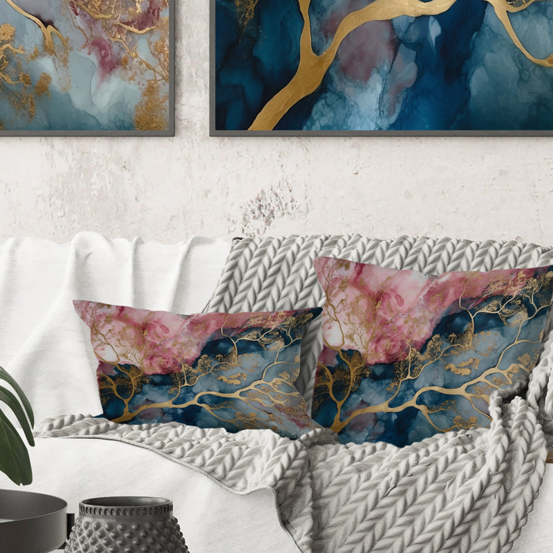 Exploration des profondeurs de la géode rose I - Coussin décoratif imprimé en marbre abstrait, 16" x 16"