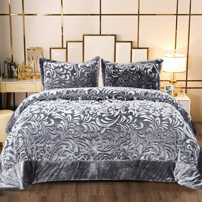 Wakeland Luxury Bedspread