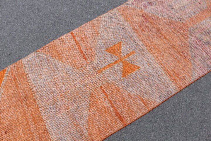 Tapis turc unique tissé à la main avec un motif géométrique orange vif pour un décor invitant