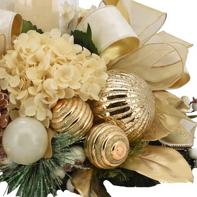 Centre de table des Fêtes avec hortensias, ornements, pommes de pin, baies et arcs