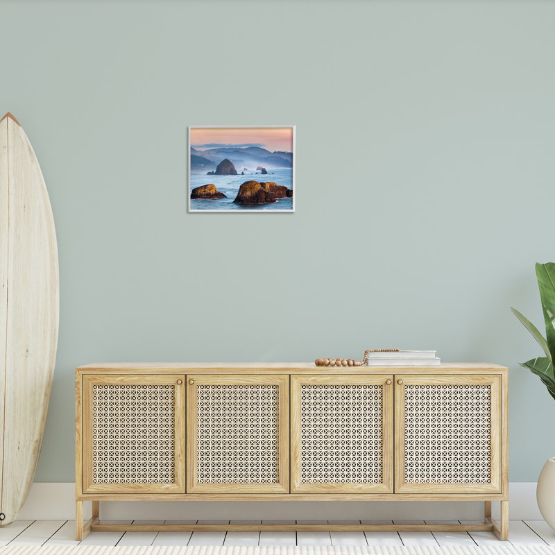 «Ocean Cliff With Mountains», art mural sur toile par Richard Wong, Giclée encadrée blanc bord de mer, H 16 po x l 20 po