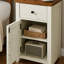 Table de bout de charme avec rangement polyvalent et attrait intemporel