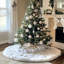 Jupe de sapin de Noël en fausse fourrure blanche – Décoration douce et enneigée pour la base du sapin.